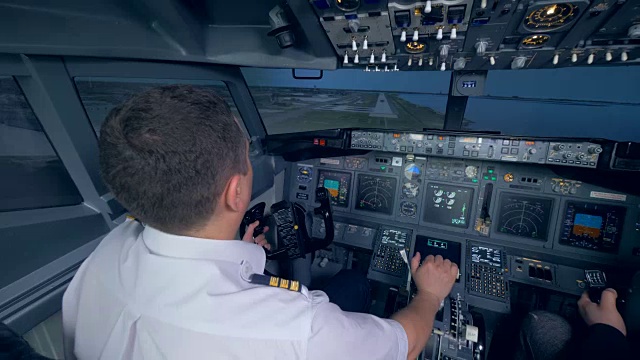 在一次飞行模拟中，两名男子正在降落一架飞机视频素材
