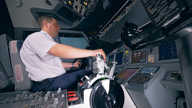 专业飞行员在飞行过程中移动方向盘和操纵杆视频素材