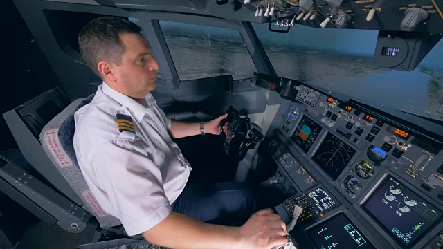 一名男性指导员正在飞行模拟器中进行示范飞行视频素材