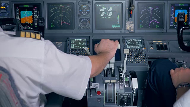 飞行员的手位于飞机座舱的油门杆上视频素材