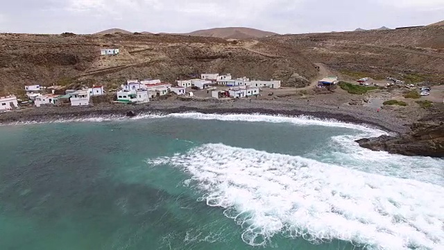 鸟瞰图的村庄Puertito de Molinos和他隐藏的海滩在富埃特文图拉。视频素材