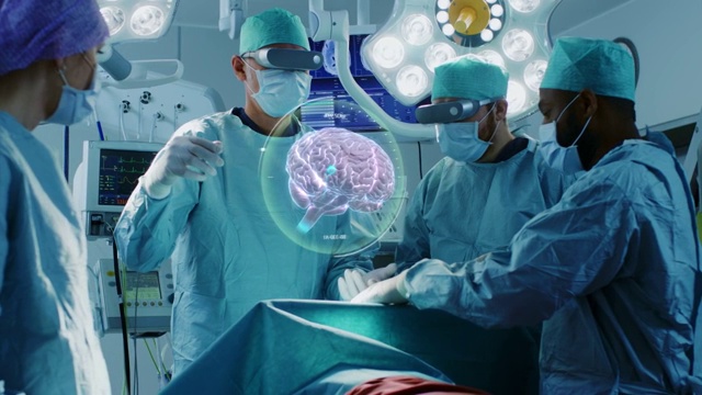外科医生戴着增强现实眼镜，在动画3D大脑模型的帮助下，使用手势进行脑部手术。高新技术医院。未来的主题。视频素材