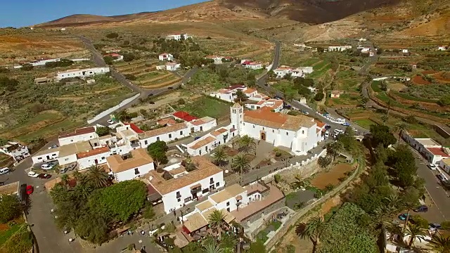 福埃特文图拉小镇圣玛丽亚教堂鸟瞰图。视频下载