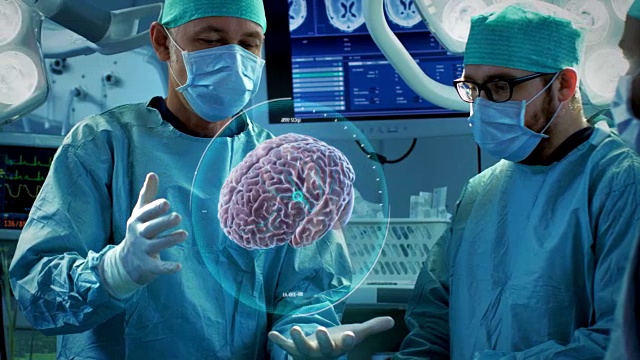 外科医生使用增强现实，动画3D大脑进行脑部手术。高新技术医院。未来的主题。视频购买