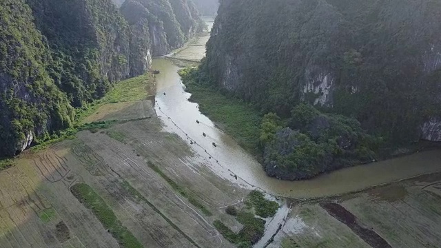越南宁平河上的游船空中天线2视频素材
