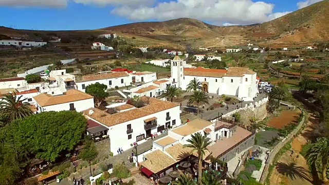在富埃特文图拉Betancuria村和它的圣玛丽亚教堂的鸟瞰图。视频素材