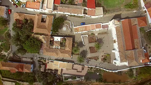 Fuerteventura小镇Betancuria小村庄房屋和教堂屋顶的鸟瞰图视频下载