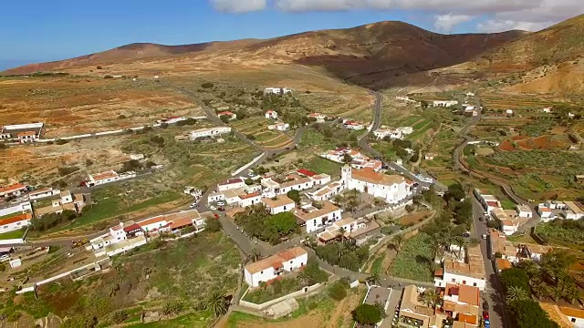 在富埃特文图拉Betancuria村和它的圣玛丽亚教堂的鸟瞰图。视频素材