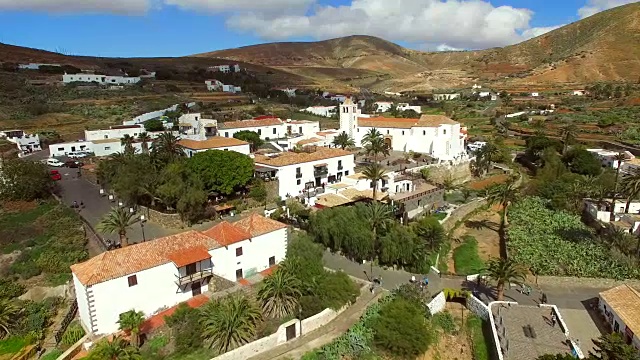 在富埃特文图拉Betancuria村和它的圣玛丽亚教堂的鸟瞰图。视频下载