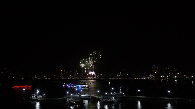 夜晚，烟花在城市上空飞舞。节日及庆典背景视频素材
