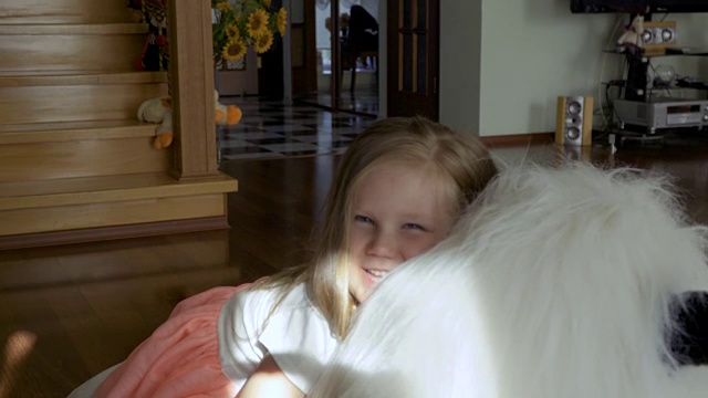 可爱的小女孩坐在大软玩具和微笑视频下载