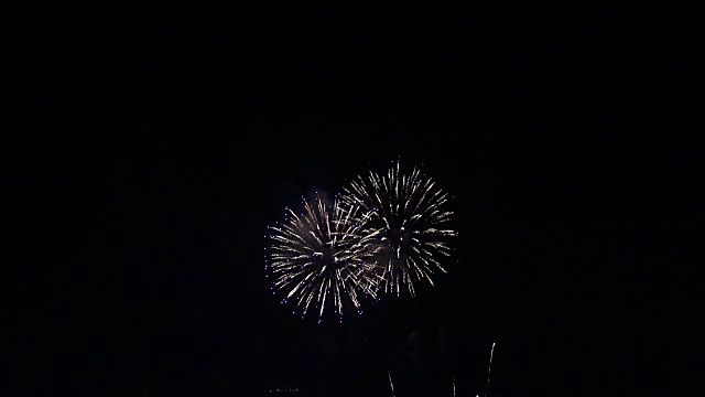 夜晚，烟花在城市上空飞舞。节日及庆典背景视频素材