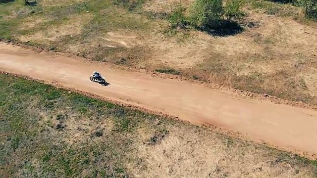 摩托车骑手在一条直线上行驶，俯视图。视频下载