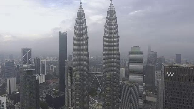 俯瞰吉隆坡的摩天大楼视频下载
