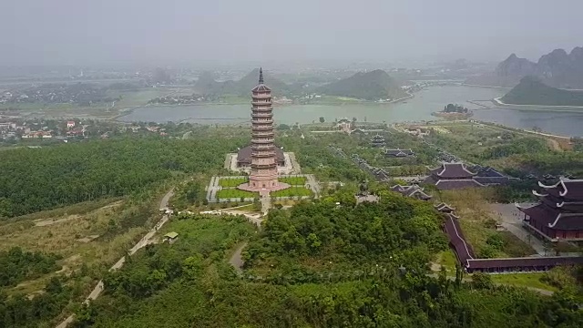 白定塔与周围景观的空中全景图视频下载