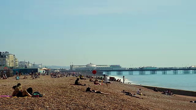 人们在布莱顿海滩上放松的时光流逝。视频下载