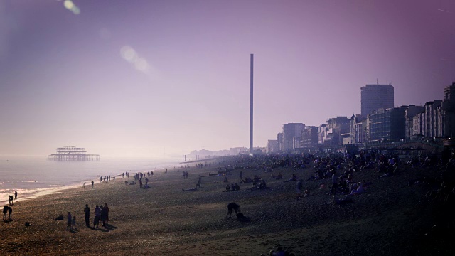 布莱顿海滩上的人们的时光流逝。视频素材