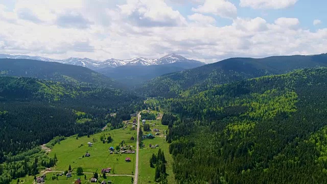 鸟瞰图的霍维拉山，乌克兰喀尔巴阡山脉。视频下载