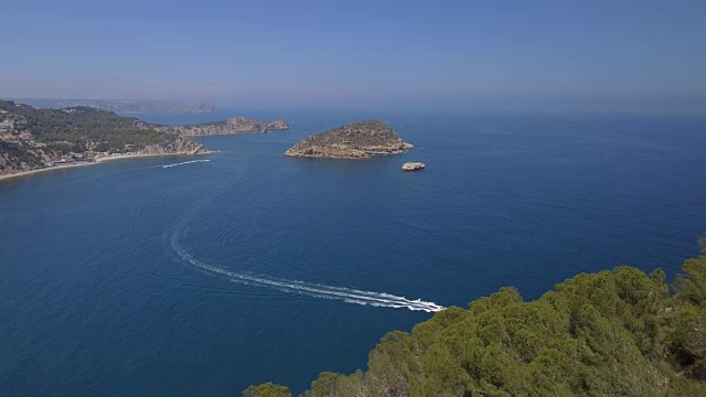 普里姆角或圣Martín德Xàbia角是一个薄舌的土地，旁边的Portitxol岛和Cap Negre，他们产生了一个美丽的海岸线悬崖和自然锚地，Javea，阿利坎特省，西班牙视频下载