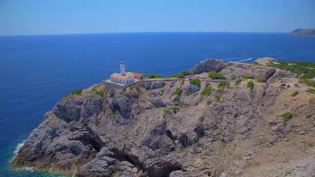 灯塔的Arial View - Far de Capdepera and rocky coast西班牙巴利阿里岛的马略卡岛/西班牙东北部海岸视频下载