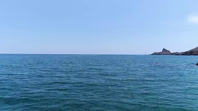 平静的蓝色大海和地平线视频下载