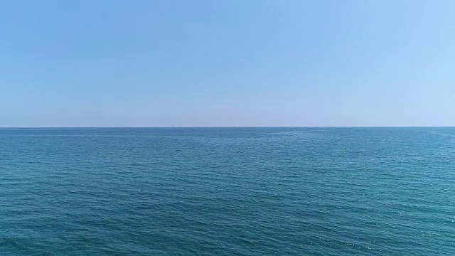 平静的蓝色大海和地平线视频下载