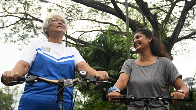 积极的老年妇女享受健康的生活方式视频下载