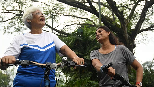 积极的老年妇女享受健康的生活方式视频下载