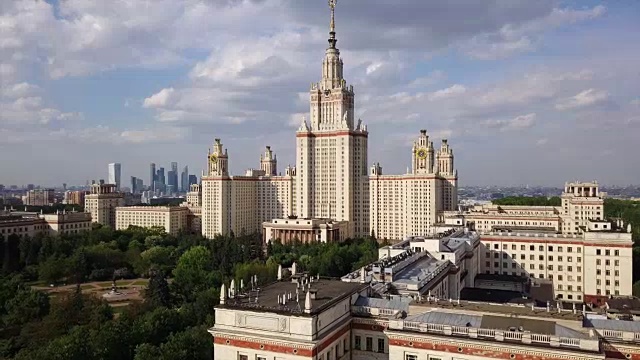 晴朗的一天莫斯科城著名大学航拍4k俄罗斯全景视频素材