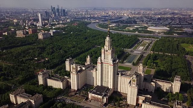 晴朗的一天莫斯科城著名大学综合楼航拍4k俄罗斯全景图视频素材