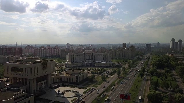 晴朗的一天莫斯科城著名大学综合交通街道航拍全景4k俄罗斯视频素材