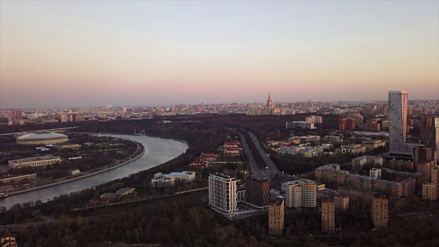 俄罗斯日落天空莫斯科城市景观河流和大学交通街道空中全景4k视频素材