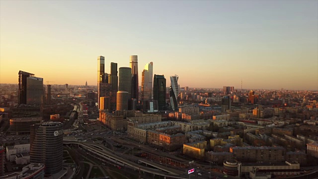俄罗斯日落天空莫斯科现代城市交通道路环线空中全景4k视频下载