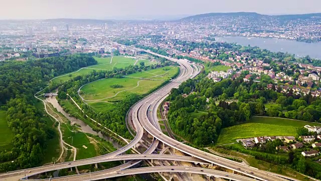 傍晚的苏黎世城市景观著名的交通道路，湖边的空中全景，4k时间的推移瑞士视频素材