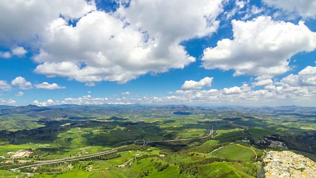 风景如画的绿色山谷附近的恩纳市，西西里岛，意大利视频下载