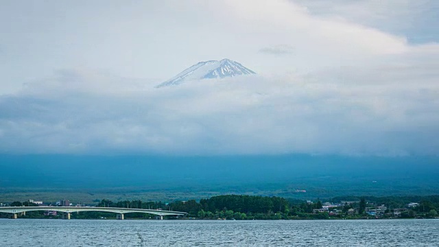 日本山的地标性景观与湖视频素材