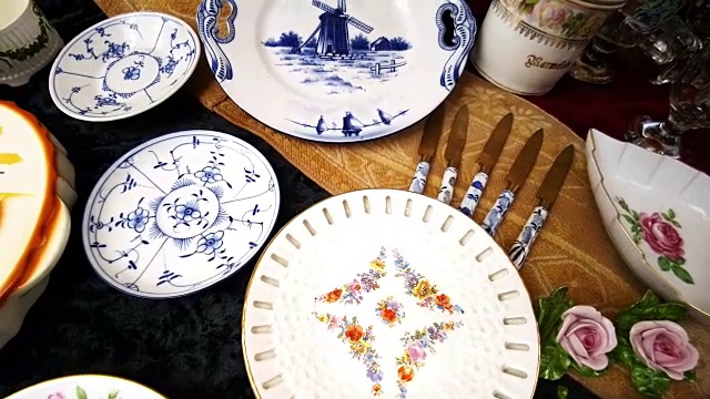 古董陶器在开放的跳蚤市场提供视频素材