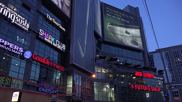 加拿大多伦多:永登达斯广场的广告牌向下倾斜视频下载