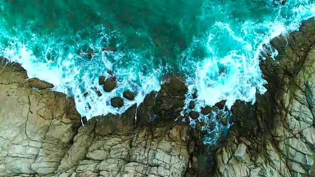 天线:海浪正在冲刷大岩石。视频素材