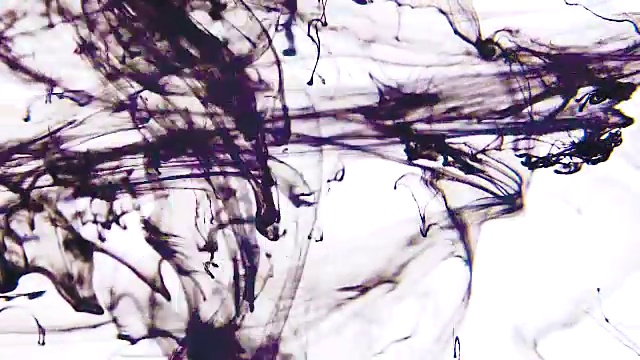 黑墨水在水中会画出超现实的形状视频素材