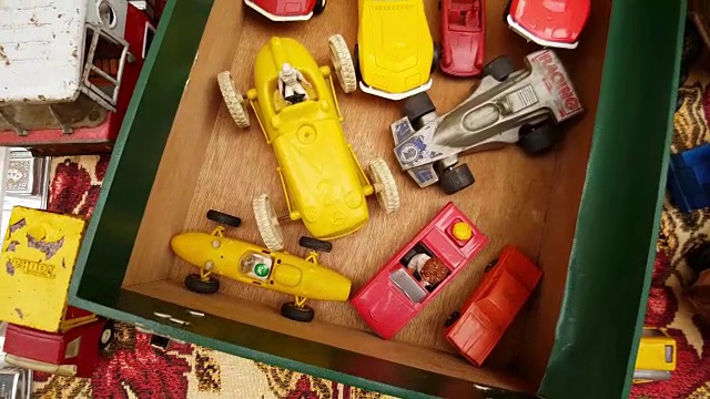 老式玩具车在跳蚤市场出售视频素材