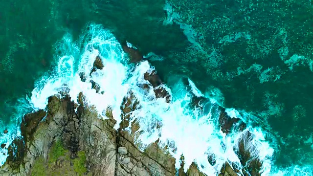 天线:强大的海浪正在冲刷大岩石。视频素材