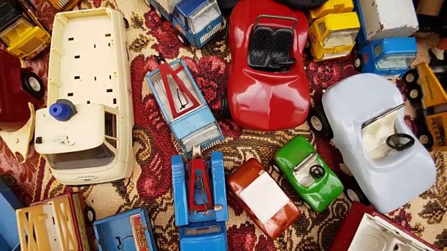老式玩具车在跳蚤市场出售视频素材