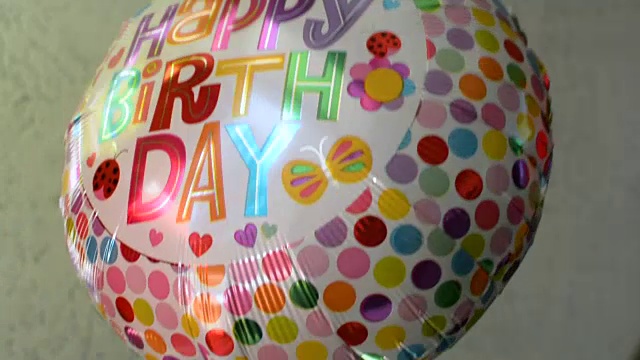 戴着白手套的小丑正在送生日派对庆祝气球视频下载