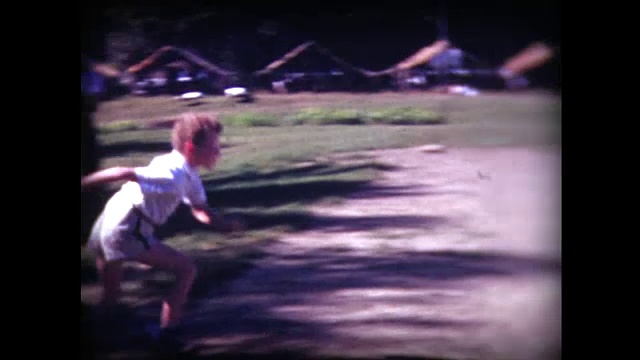 1941年，男孩挥棒跑向一垒视频下载