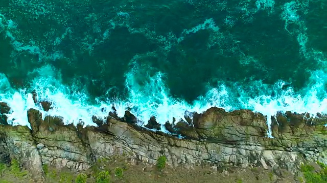 天线:海浪冲刷着布满岩石的海岸上的大岩石。视频素材