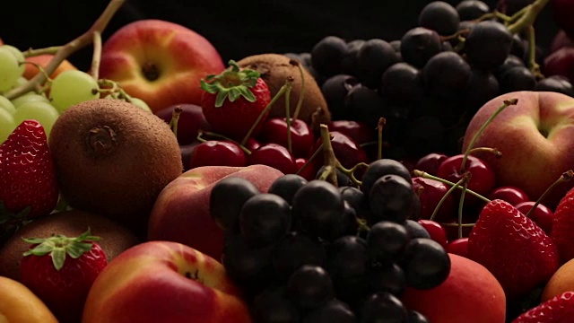水果蔬菜混合运输车视频素材