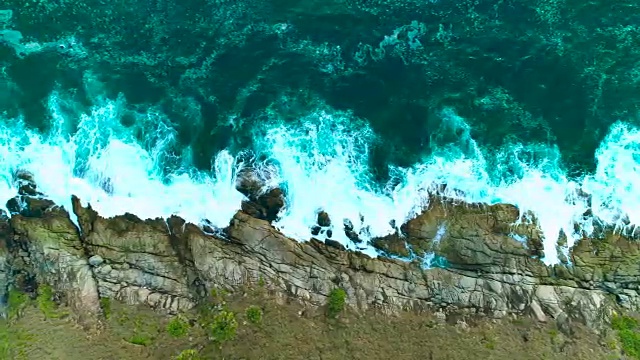 天线:海浪冲刷着布满岩石的海岸上的大岩石。视频素材