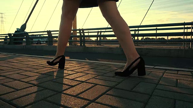 女商人穿着高跟鞋走在阳光下视频素材