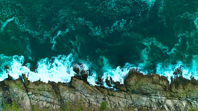 天线:海浪拍打着岸边的岩石。视频素材